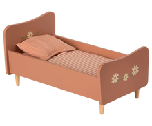 Afbeelding in Gallery-weergave laden, Maileg houten bed mini roze 11-1005-02