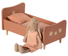 Afbeelding in Gallery-weergave laden, Maileg houten bed mini roze 11-1005-02