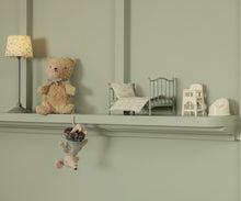 Afbeelding in Gallery-weergave laden, Maileg hoge eetstoel voor muizen baby off white / wit 11-2004-00