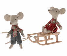 Afbeelding in Gallery-weergave laden, Maileg houten slee Mouse 11-3003-00

