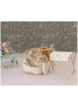 Afbeelding in Gallery-weergave laden, Maileg reiswieg draagmand voor baby muis 11-3402-00