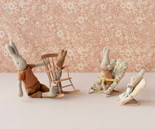 Afbeelding in Gallery-weergave laden, Maileg babysitter relax wipstoeltje micro 11-4402-00