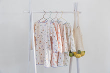 Afbeelding in Gallery-weergave laden, Kinderschildershort Lässig Happy Fruits pastel lila