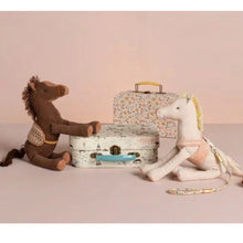 Afbeelding in Gallery-weergave laden, Maileg knuffel Pony met zadel bruin 16-3930-00