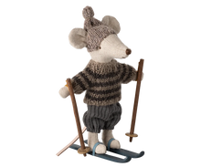 Afbeelding in Gallery-weergave laden, Maileg winter muis met ski set - grote broer muis grijs 17-4211-00