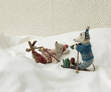 Afbeelding in Gallery-weergave laden, Maileg winter muis met ski set - mama muis rood 17-4304-00