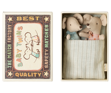 Afbeelding in Gallery-weergave laden, Maileg baby muisjes, tweeling in luciferdoosje 17-5000-00