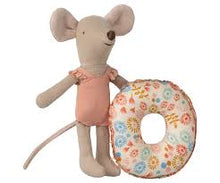 Afbeelding in Gallery-weergave laden, Maileg strand muis met gebloemde zwemband Kleine zus muis 17-5102-00