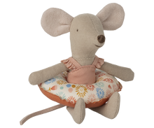 Afbeelding in Gallery-weergave laden, Maileg strand muis met gebloemde zwemband Kleine zus muis 17-5102-00