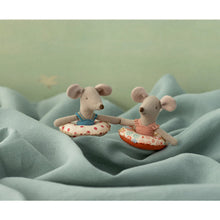 Afbeelding in Gallery-weergave laden, Maileg strand muis met gebloemde zwemband Kleine zus muis 17-5102-00