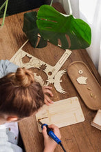 Afbeelding in Gallery-weergave laden, Sycomore knutsel box 8+ - Maquettes en Pyrografie - Keltische modellen