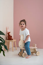Afbeelding in Gallery-weergave laden, Trixie houten loopfiets met 4 wielen - Mrs. Rabbit