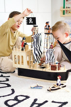 Afbeelding in Gallery-weergave laden, Small Foot - houten poppenhuis - Piratenschip