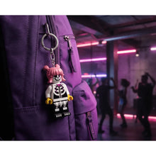 Afbeelding in Gallery-weergave laden, Lego sleutelhanger met licht - Skeleton Girl Halloween