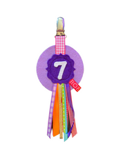 Afbeelding in Gallery-weergave laden, Roebie verjaardagsbadge cijfer 7 - paars