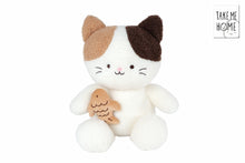Afbeelding in Gallery-weergave laden, Take Me Home poes met vis pluche - 55 cm