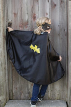 Afbeelding in Gallery-weergave laden, Great Pretenders omkeerbare Spider Bat Cape en masker maat 3-4 jaar - 55270