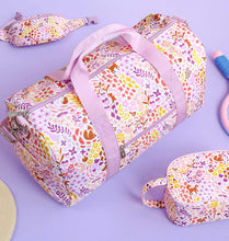 Afbeelding in Gallery-weergave laden, A Little Lovely Company Weekendtas - Bloementuin