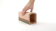 Afbeelding in Gallery-weergave laden, Brio houten spoorweg tunnel - 33735
