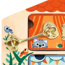 Afbeelding in Gallery-weergave laden, Djeco houten grendelpuzzel motoriekbord Cabanalock - DJ01659