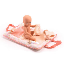 Afbeelding in Gallery-weergave laden, Djeco Pomea draagbare luiertas - Pink Peak - DJ07850