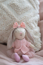 Afbeelding in Gallery-weergave laden, Great Pretenders Clover the Bunny - konijnen popje 15,5 cm - 93205