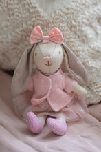 Afbeelding in Gallery-weergave laden, Great Pretenders Clover the Bunny - konijnen popje 15,5 cm - 93205