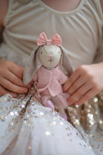 Afbeelding in Gallery-weergave laden, Great Pretenders Clover the Bunny - konijnen popje 15,5 cm - 93205