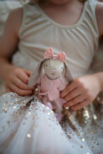 Afbeelding in Gallery-weergave laden, Great Pretenders Clover the Bunny - konijnen popje 15,5 cm - 93205