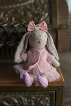 Afbeelding in Gallery-weergave laden, Great Pretenders Clover the Bunny - konijnen popje 15,5 cm - 93205