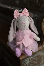 Afbeelding in Gallery-weergave laden, Great Pretenders Clover the Bunny - konijnen popje 15,5 cm - 93205