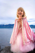 Afbeelding in Gallery-weergave laden, Great Pretenders Deluxe Pink Princess Cape, maat 7-8 jaar - 52017