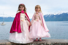 Afbeelding in Gallery-weergave laden, Great Pretenders Deluxe Pink Princess Cape, maat 7-8 jaar - 52017