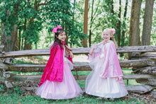 Afbeelding in Gallery-weergave laden, Great Pretenders Deluxe Pink Princess Cape, maat 7-8 jaar - 52017