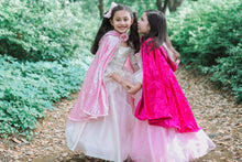 Afbeelding in Gallery-weergave laden, Great Pretenders Deluxe Pink Princess Cape, maat 7-8 jaar - 52017