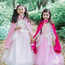 Afbeelding in Gallery-weergave laden, Great Pretenders Deluxe Pink Princess Cape, maat 7-8 jaar - 52017