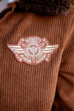 Afbeelding in Gallery-weergave laden, Great Pretenders Pionier pilotenjas met hoed en sjaal, maat 5-6 jaar