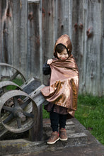 Afbeelding in Gallery-weergave laden, Great Pretenders Brilliant Copper Ridder tuniek met cape, maat 9/10 jaar