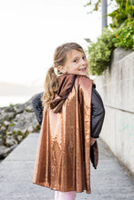Afbeelding in Gallery-weergave laden, Great Pretenders Brilliant Copper Ridder tuniek met cape, maat 9/10 jaar