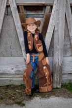 Afbeelding in Gallery-weergave laden, Great Pretenders Cowboyvest met chaps en hoed, maat 7-8 jaar
