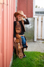 Afbeelding in Gallery-weergave laden, Great Pretenders Cowboyvest met chaps en hoed, maat 7-8 jaar
