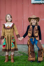 Afbeelding in Gallery-weergave laden, Great Pretenders Cowboyvest met chaps en hoed, maat 7-8 jaar