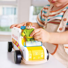 Afbeelding in Gallery-weergave laden, Hape Toys- Rapid Response Toy Ambulance, interactieve ziekenwagen - E3091