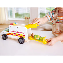 Afbeelding in Gallery-weergave laden, Hape Toys- Rapid Response Toy Ambulance, interactieve ziekenwagen - E3091