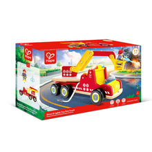 Afbeelding in Gallery-weergave laden, Hape Toys - Siren & Lights Toy Fire Truck, interactieve brandweerwagen - E3090