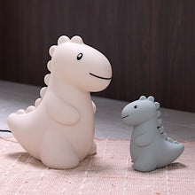 Afbeelding in Gallery-weergave laden, Atelier Piere Junior - Jéroom dino LED mood lampje - zandkleur