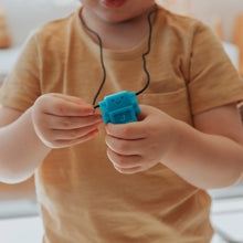 Afbeelding in Gallery-weergave laden, Jellystone Designs kauwsieraden - Kauwhanger robot Grasgroen