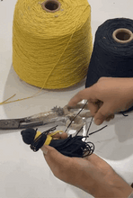 Afbeelding in Gallery-weergave laden, Lorena Canals vloerkussen Pink Daisy