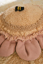 Afbeelding in Gallery-weergave laden, Lorena Canals vloerkussen Pink Daisy
