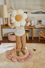 Afbeelding in Gallery-weergave laden, Lorena Canals vloerkussen Pink Daisy